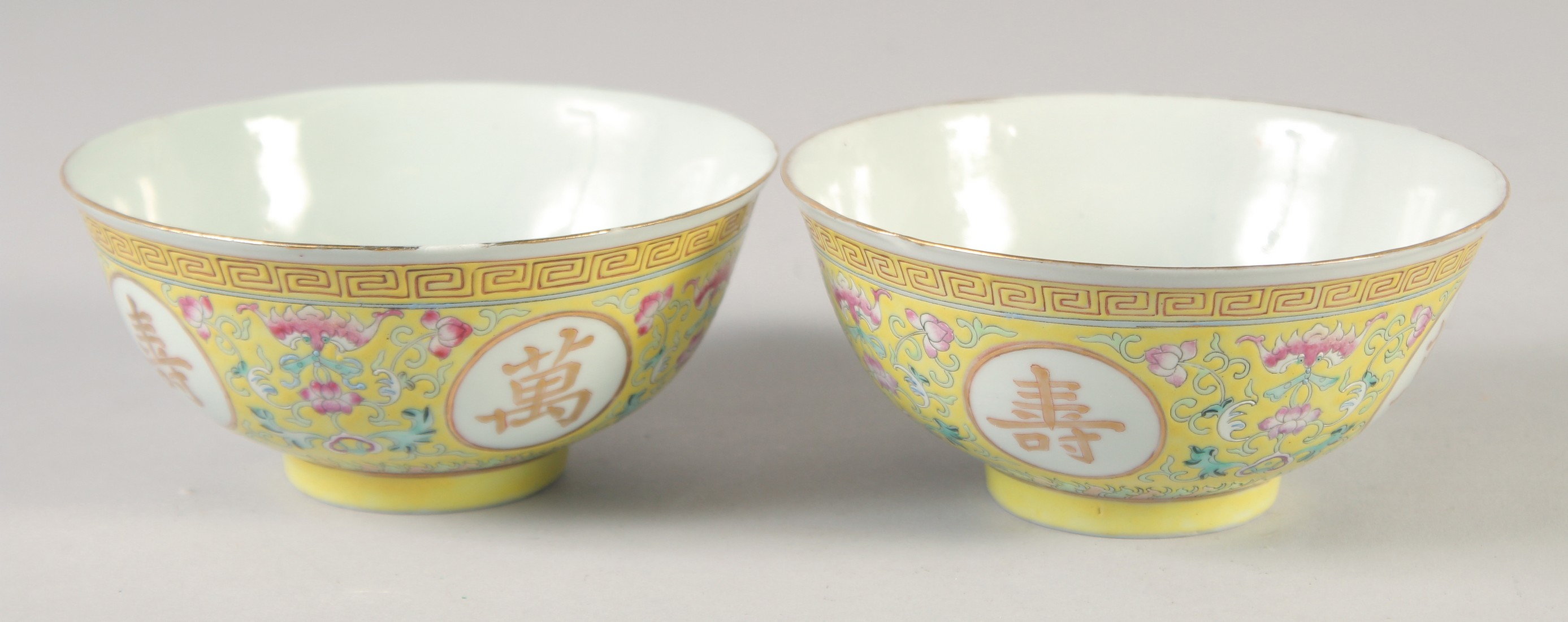 A PAIR OF CHINESE YELLOW GROUND FAMILLE ROSE PORCELAIN BOWLS, decorated with roundels of gilt - Image 3 of 7
