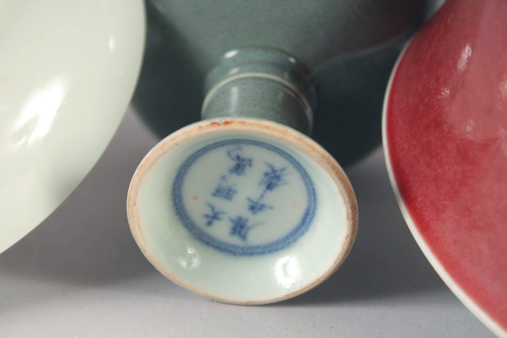 A COLLECTION OF FOUR CHINESE PORCELAIN ITEMS, comprising a vase, a cup, a bowl and a dish, (4). - Image 8 of 10