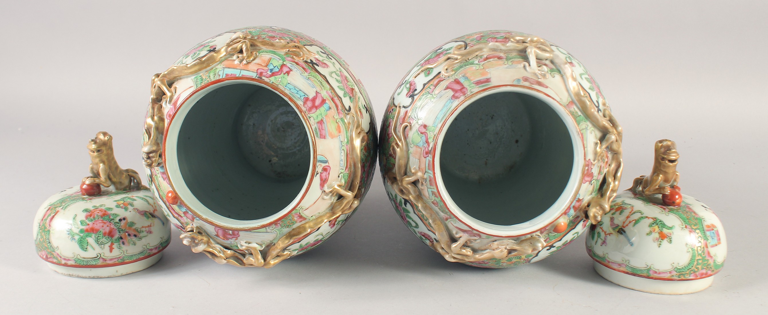 A PAIR CHINESE CANTON FAMILLE ROSE VASES AND COVERS, painted with panels of figures, the covers with - Image 7 of 8