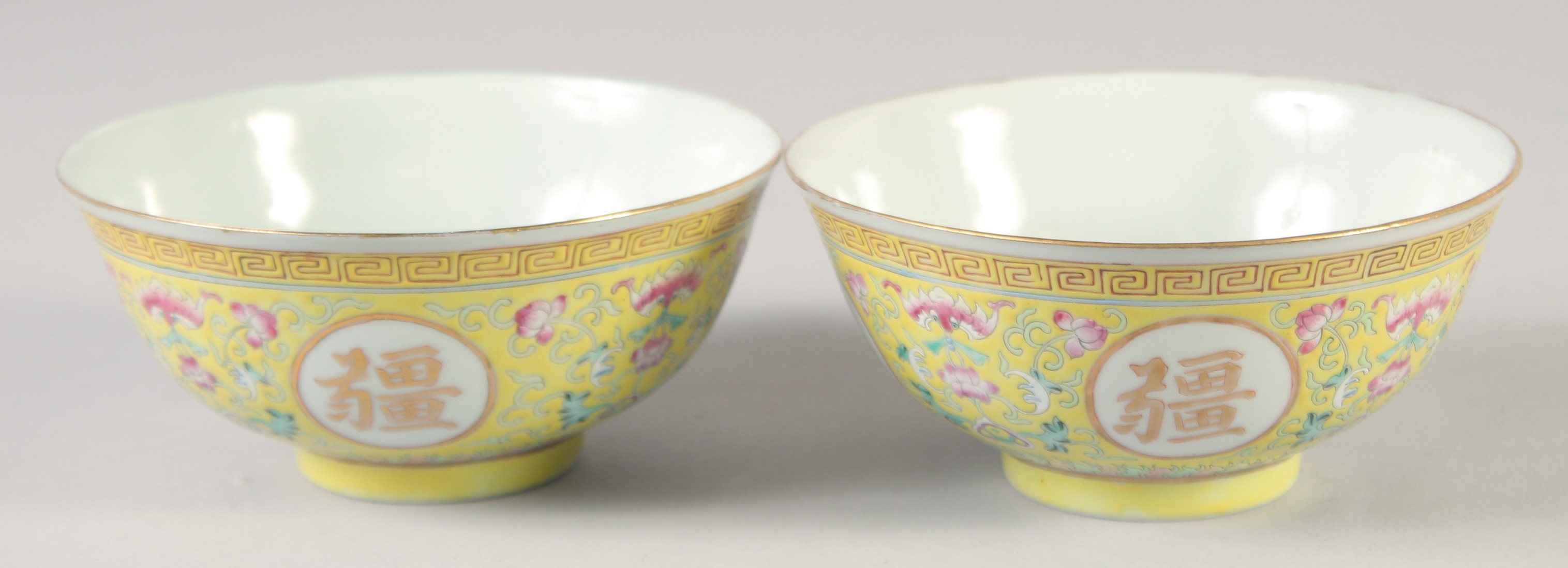 A PAIR OF CHINESE YELLOW GROUND FAMILLE ROSE PORCELAIN BOWLS, decorated with roundels of gilt - Image 2 of 7