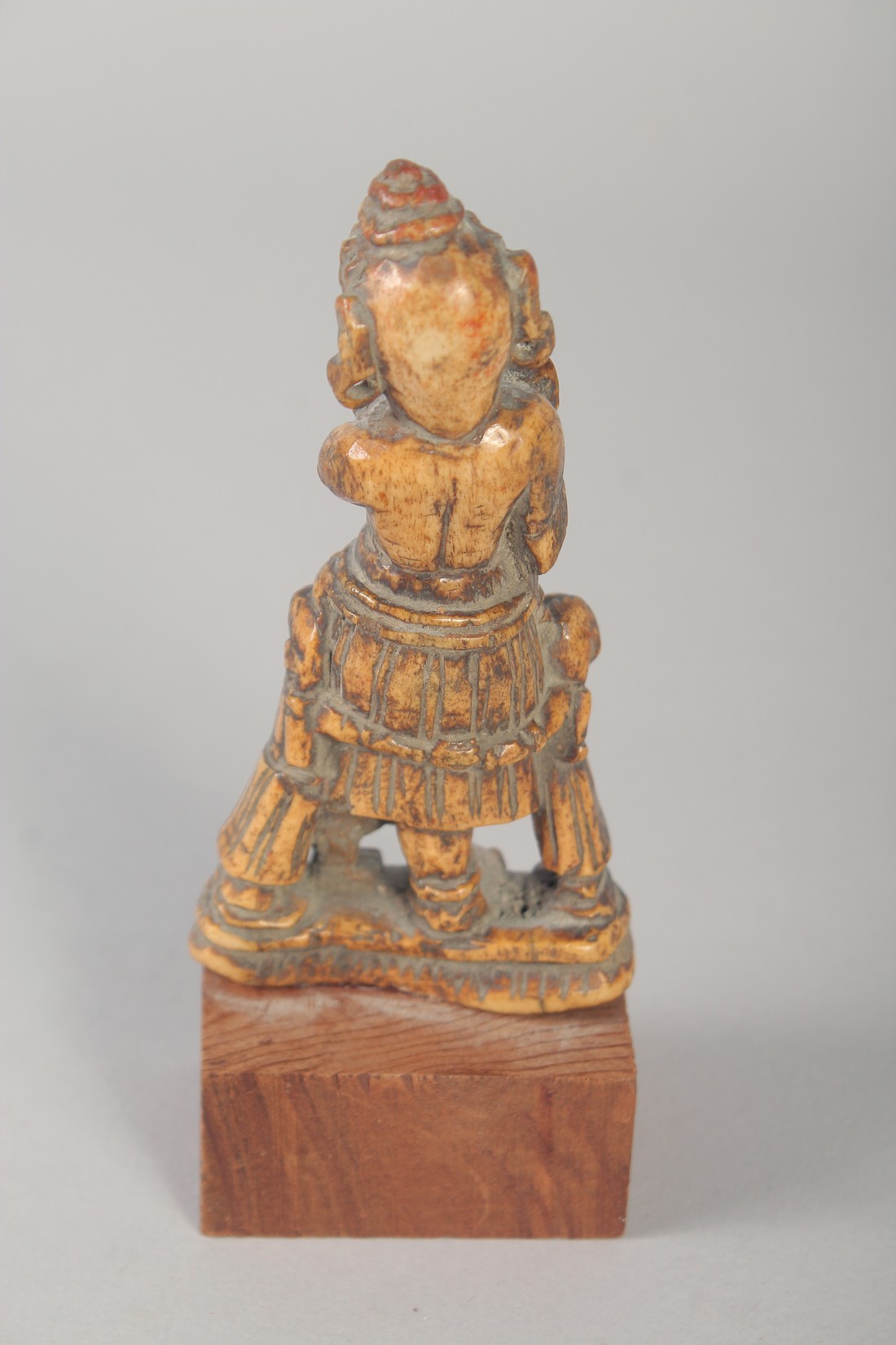 A 17TH CENTURY SOUTH INDIAN CARVED BONE FIGURE of fluting Krishna, mounted to a wooden base, carving - Image 3 of 4