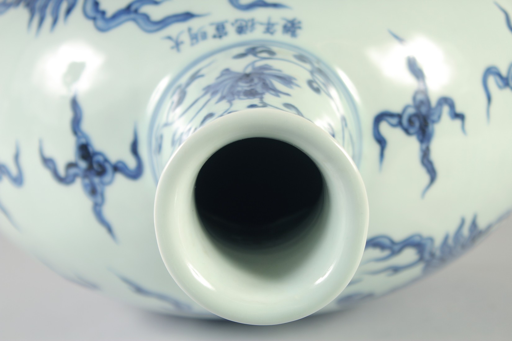 A LARGE CHINESE BLUE AND WHITE PORCELAIN MOON FLASK DRAGON VASE, bearing six-character mark, 44cm - Image 6 of 7