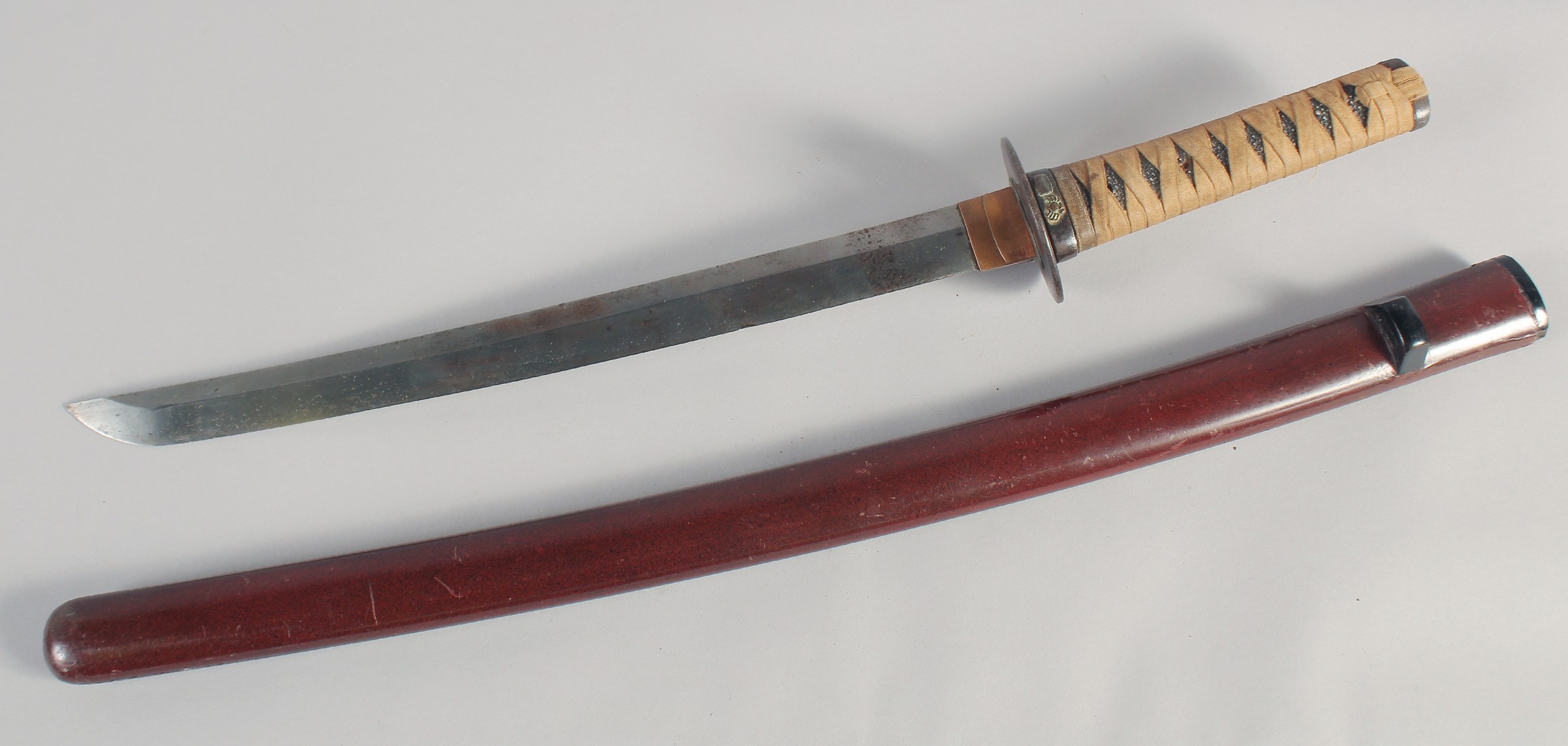A LATE 19TH - EARLY 20TH CENTURY APANESE WAKIZASHI, with cord bound grip, gold inlaid steel tsuba in