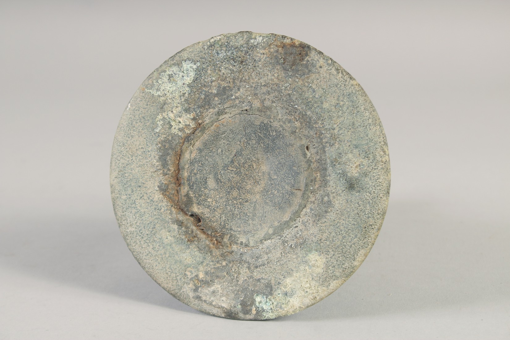 AN INDIAN METAL HUQQA BASE, 16.5cm high. - Image 5 of 5