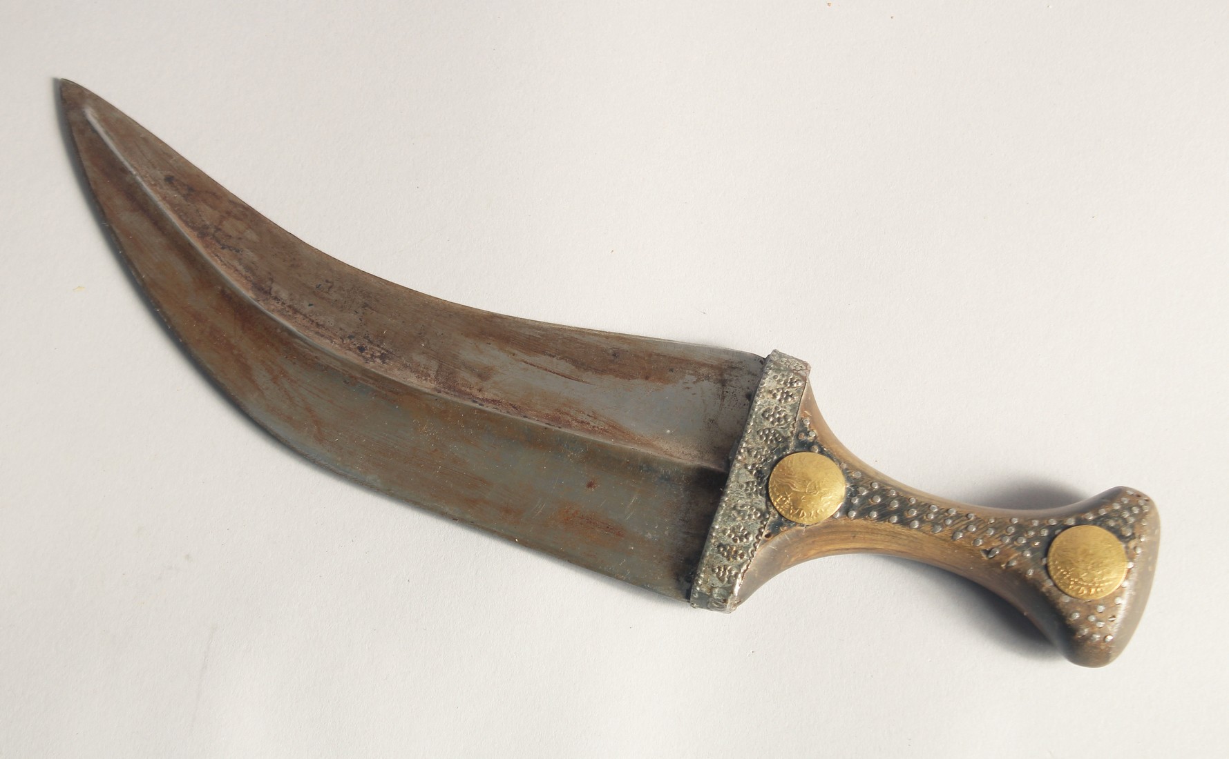 A 19TH CENTURY ABAB YEMENI JAMBIYA DAGGER, 30cm long.