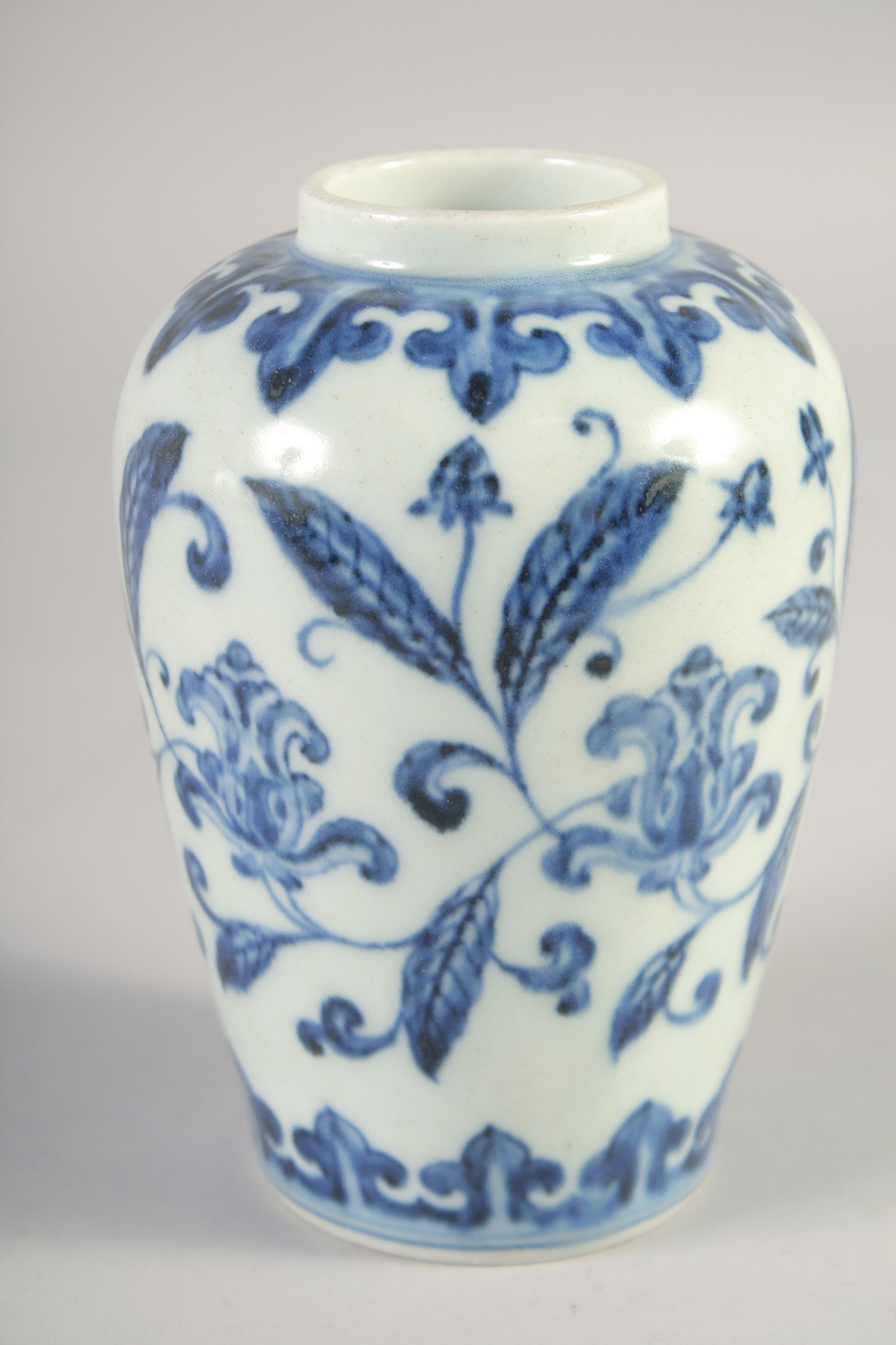 A CHINESE BLUE AND WHITE PORCELAIN JAR, six-character mark to base, 15cm high. - Image 3 of 5