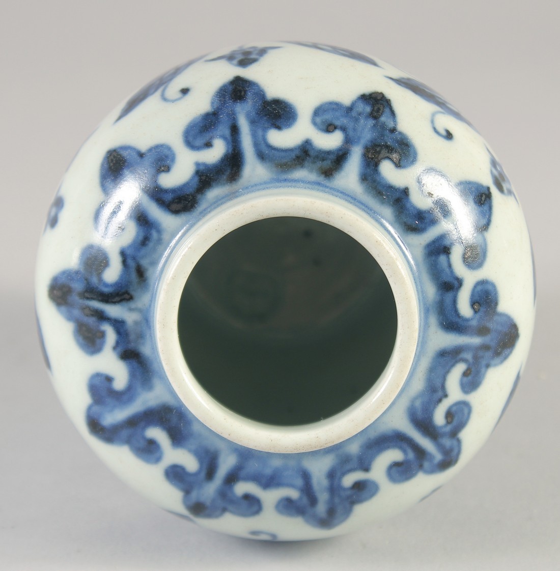 A CHINESE BLUE AND WHITE PORCELAIN JAR, six-character mark to base, 15cm high. - Image 4 of 5
