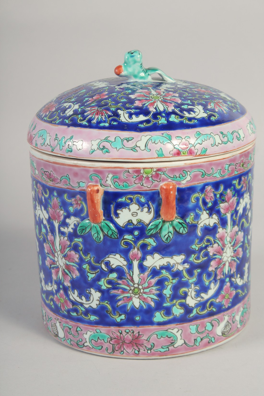 A CHINESE FAMILLE ROSE PORCELAIN JAR AND COVER, painted with bats and floral motifs, 23cm high. - Image 4 of 6