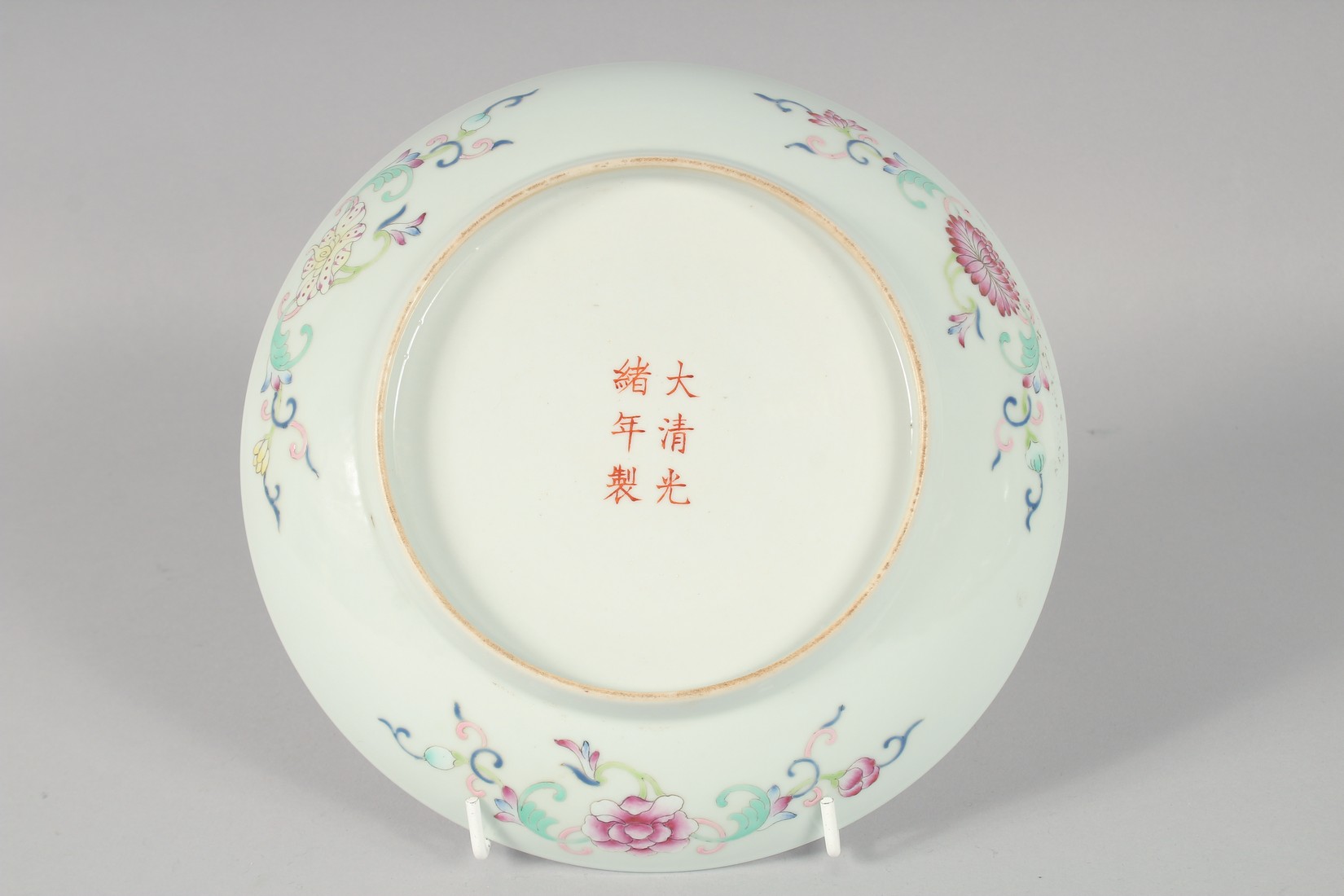 A CHINESE FAMILLE ROSE PORCELAIN DRAGON PLATE, the base with six-character mark, 21cm diameter. - Image 3 of 4