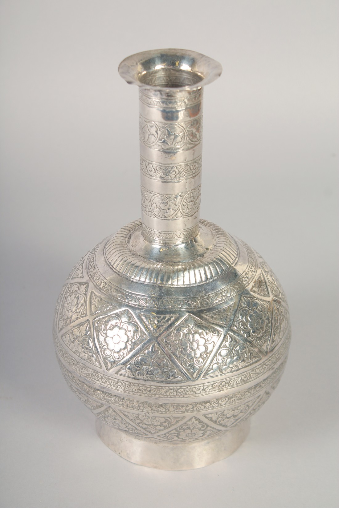A FINELY ENGRAVED INDIAN OR SOUTH EAST ASIAN WHITE METAL SURAHI BOTTLE, 23cm high. - Image 2 of 5