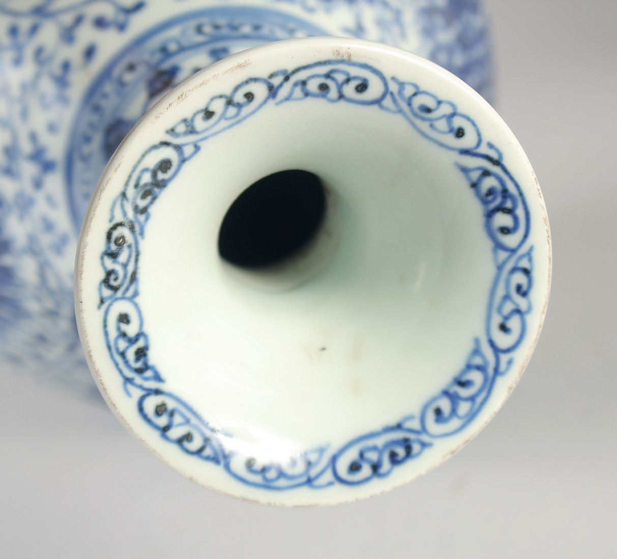 A CHINESE BLUE AND WHITE PORCELAIN YUHUCHUNPING VASE, decorated with large floral motifs, 30.5cm - Image 4 of 5