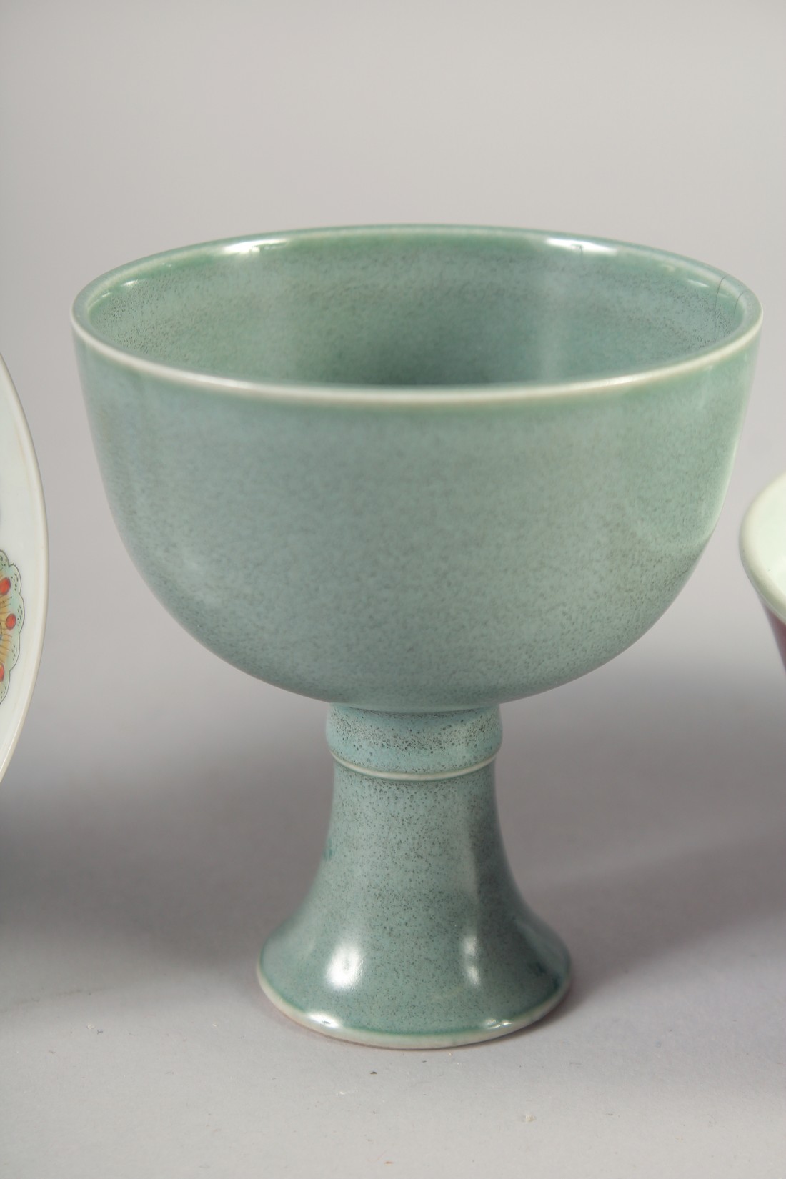 A COLLECTION OF FOUR CHINESE PORCELAIN ITEMS, comprising a vase, a cup, a bowl and a dish, (4). - Image 3 of 10