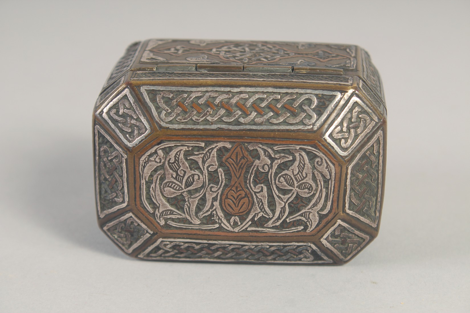 A SYRIAN MINIATURE BRASS BOX, with hinged lid, 7cm x 4.5cm. - Image 6 of 7