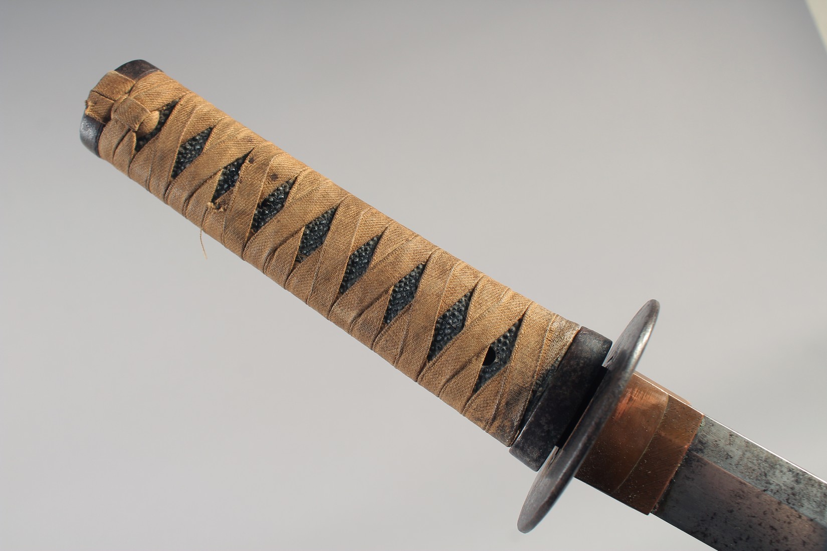 A LATE 19TH - EARLY 20TH CENTURY APANESE WAKIZASHI, with cord bound grip, gold inlaid steel tsuba in - Image 3 of 5
