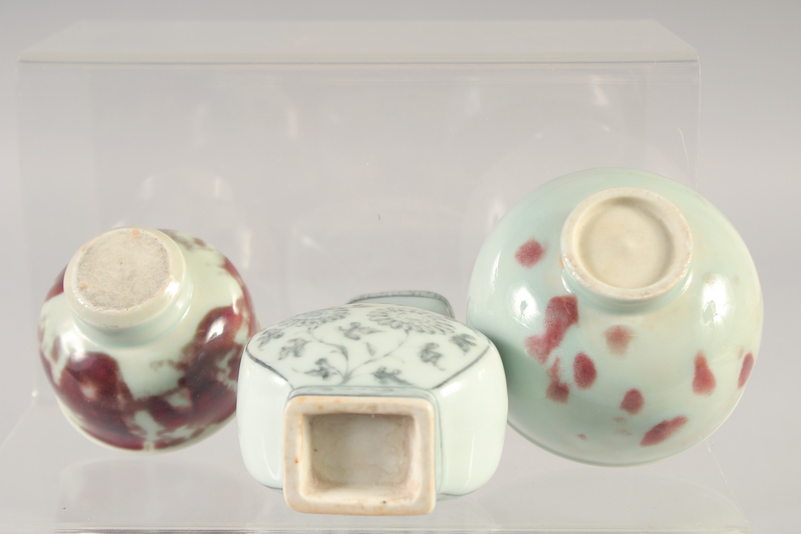 A GROUP OF THREE YUAN STYLE PORCELAIN ITEMS, comprising two cups and a vase, (3). - Image 6 of 6