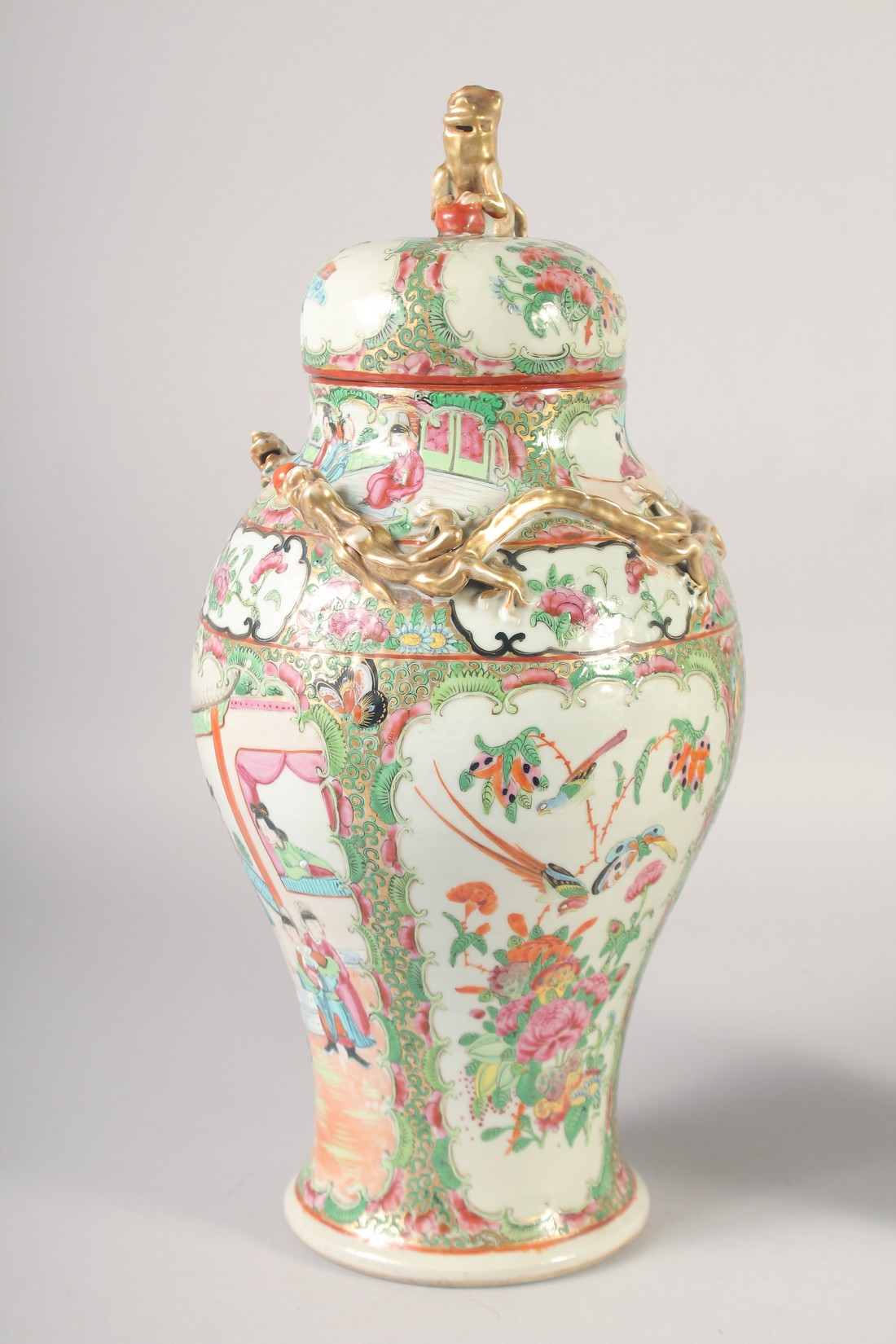 A PAIR CHINESE CANTON FAMILLE ROSE VASES AND COVERS, painted with panels of figures, the covers with - Image 4 of 8