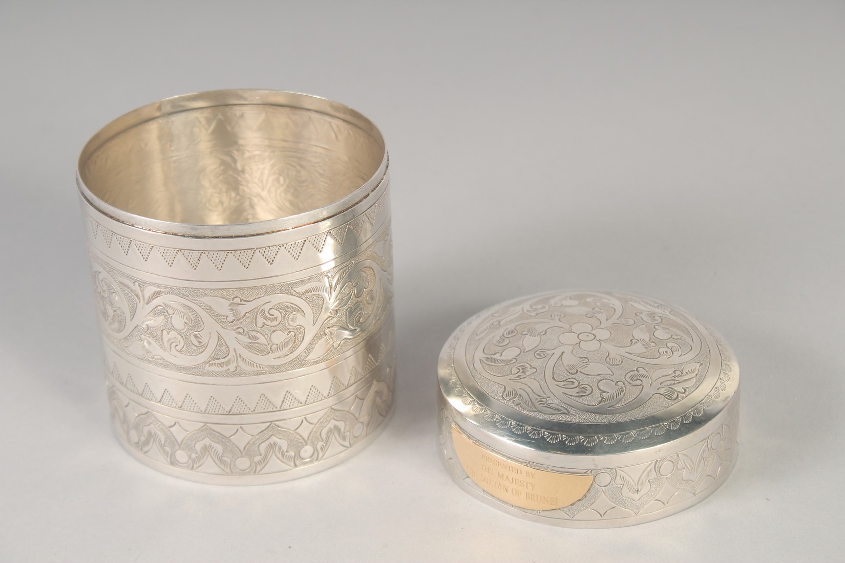 A FINELY ENGRAVED MALAY SILVER CYLINDER BOX; gifted by the sultan of Brunei, with gold plaque, - Image 3 of 5