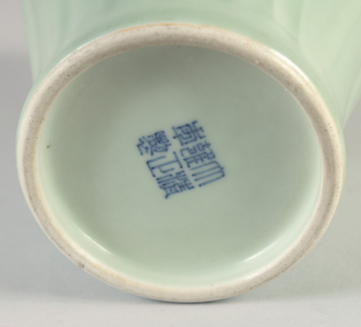 A CHINESE CELADON GLAZE PORCELAIN VASE, with six-character mark to base, 23cm high. - Image 5 of 5