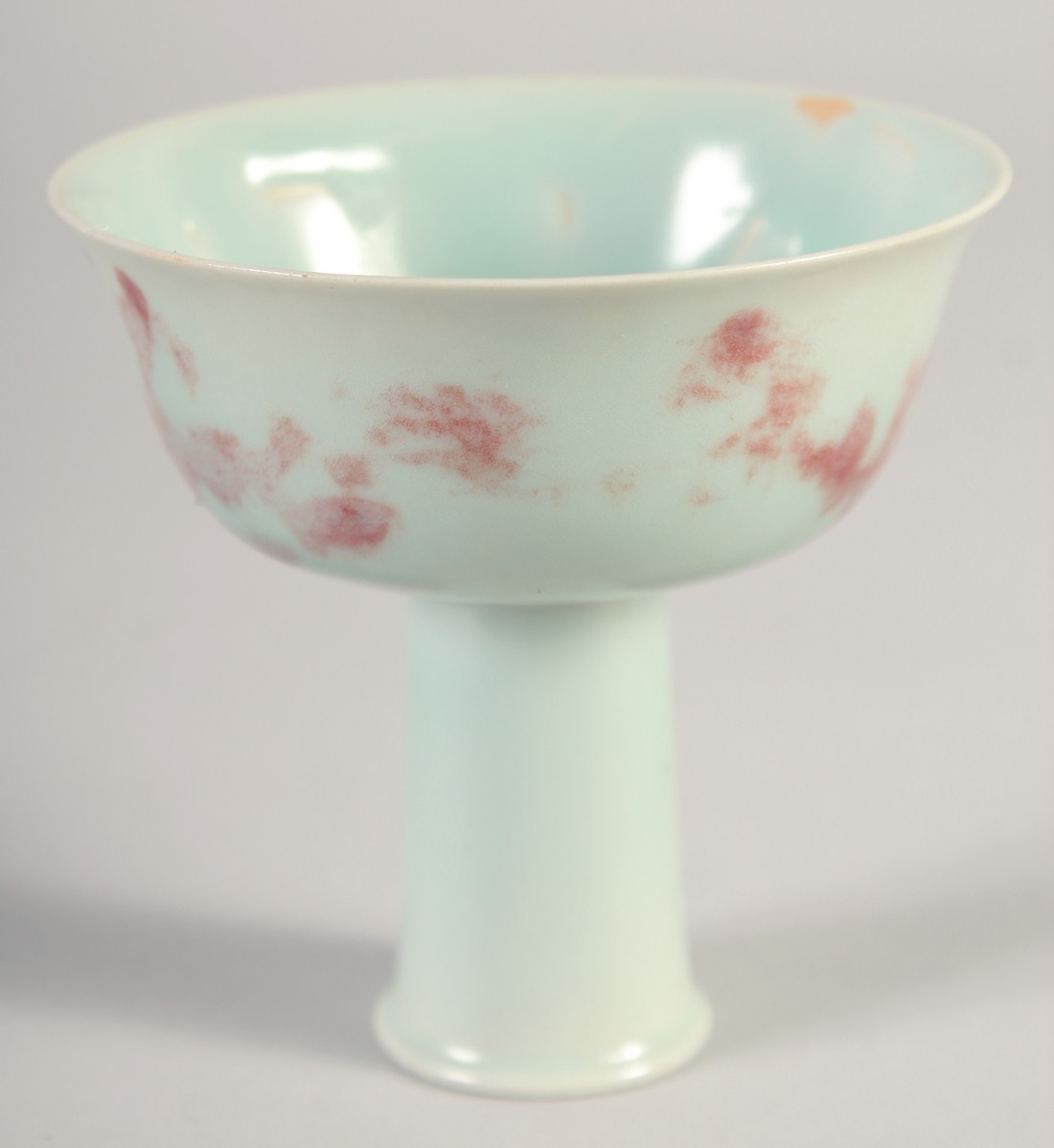 A CHINESE YUAN STYLE PORCELAIN STEM CUP, 9.5cm high. - Image 2 of 5