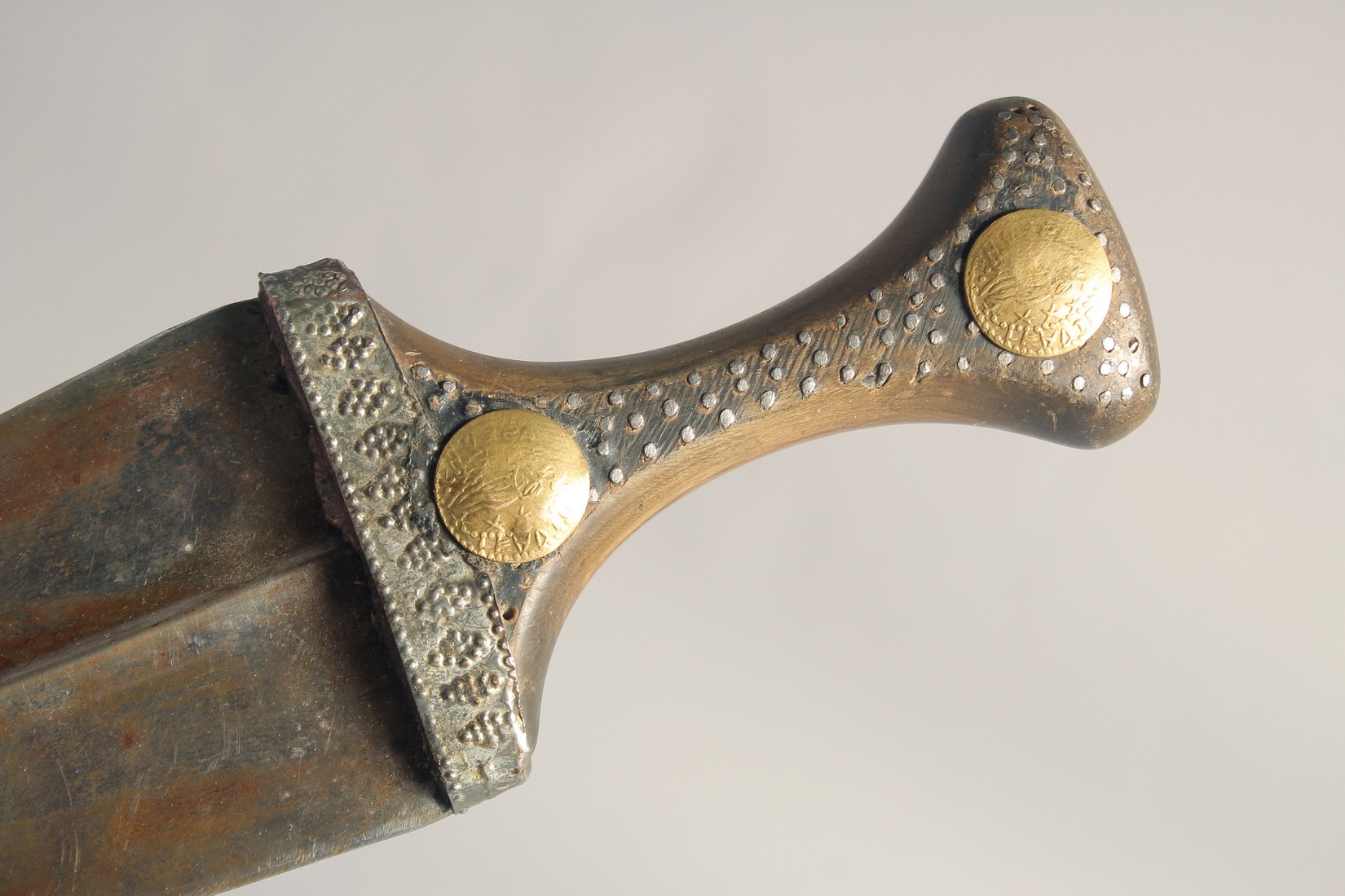 A 19TH CENTURY ABAB YEMENI JAMBIYA DAGGER, 30cm long. - Image 2 of 4