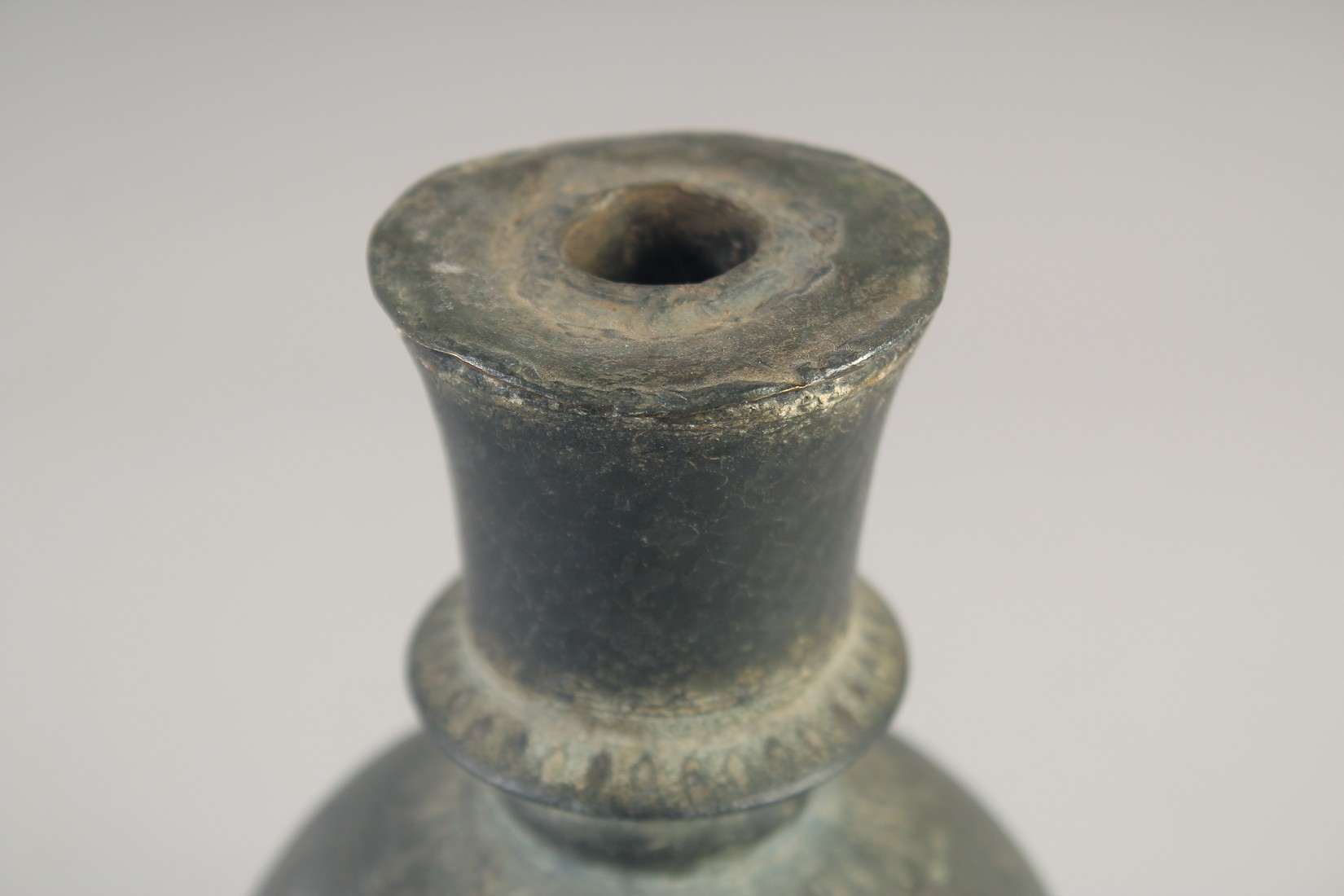 AN INDIAN METAL HUQQA BASE, 16.5cm high. - Image 4 of 5