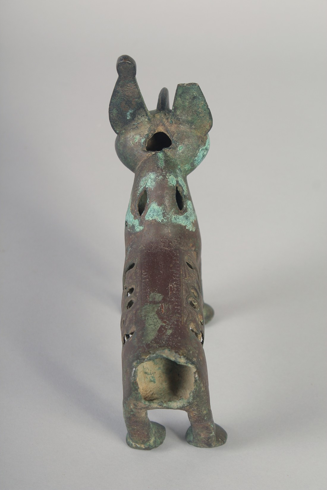 A 12TH-13TH CENTURY PERSIAN SELJUK KHURASAN BRONZE FELINE INCENSE BURNER, 17cm long. - Image 3 of 5