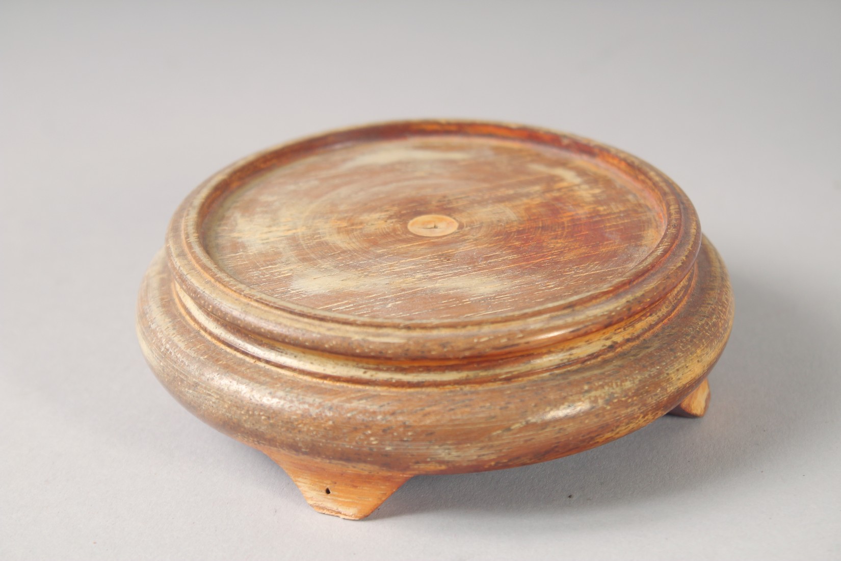 A CARVED JADE KORO AND COVER, with drop ring handles, together with hardwood stand. - Image 6 of 6