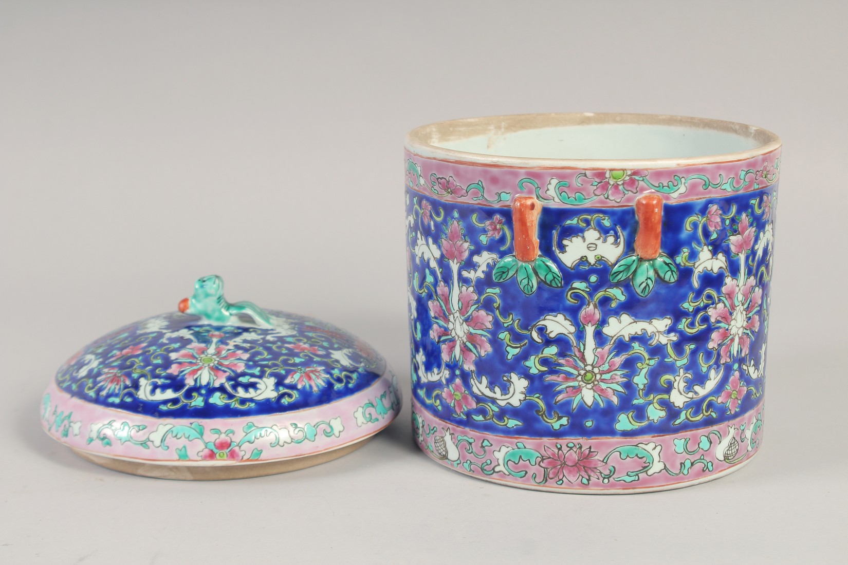 A CHINESE FAMILLE ROSE PORCELAIN JAR AND COVER, painted with bats and floral motifs, 23cm high. - Image 5 of 6