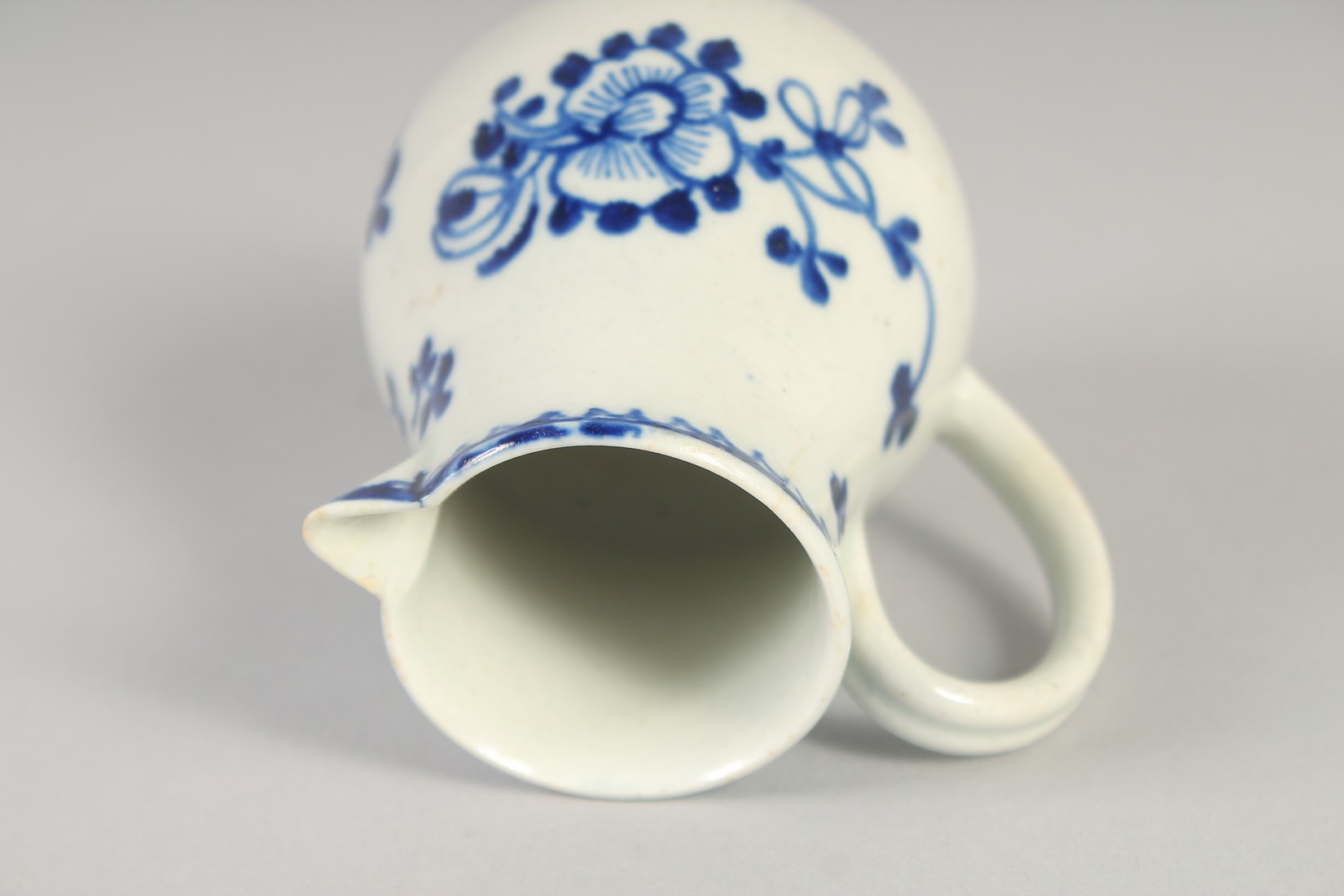 AN 18TH CENTURY LIVERPOOL JUG painted in underglaze blue with flowers with external line and loop - Image 5 of 6