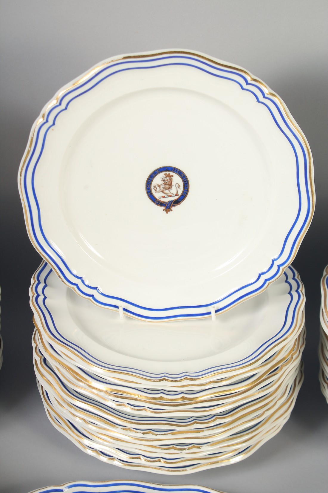 A GOOD ARMORIAL DANIEL PORCELAIN PART DINNER SERVICE with blue and gilt crest, "SIMPLEX MUN - Image 3 of 10