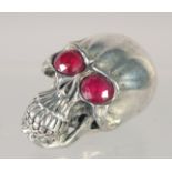 A SILVER PLATED SKULL SNUFF BOX. 1.75ins