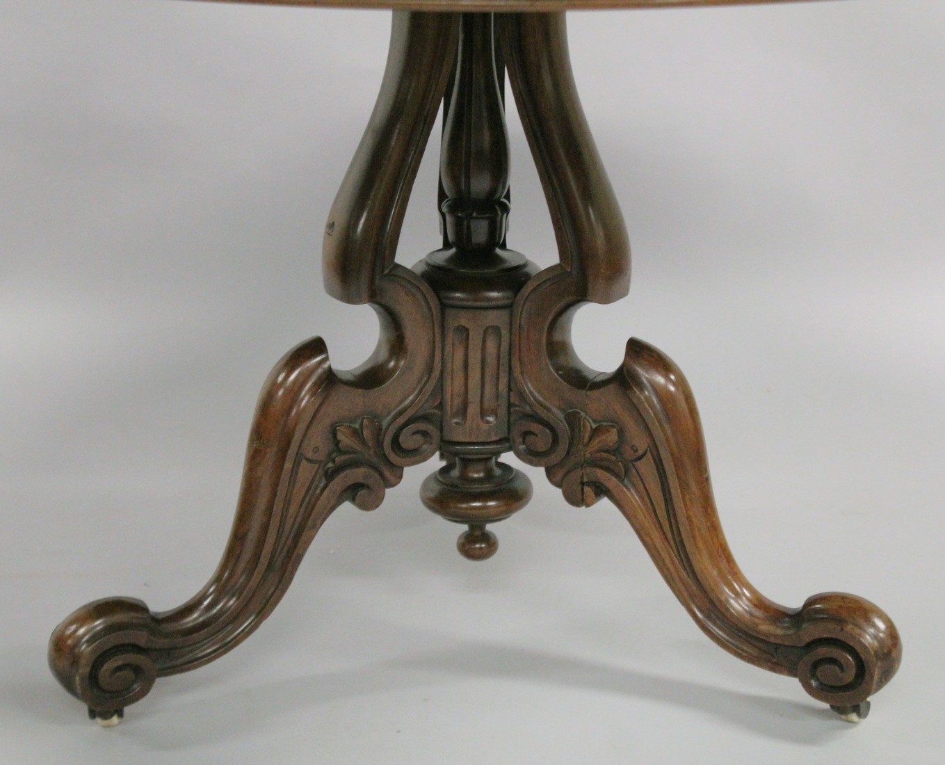 A GOOD VICTORIAN FIGURED WALNUT AND MARQUETRY CIRCULAR LOO DINING TABLE with quartered marquetry top - Image 6 of 6