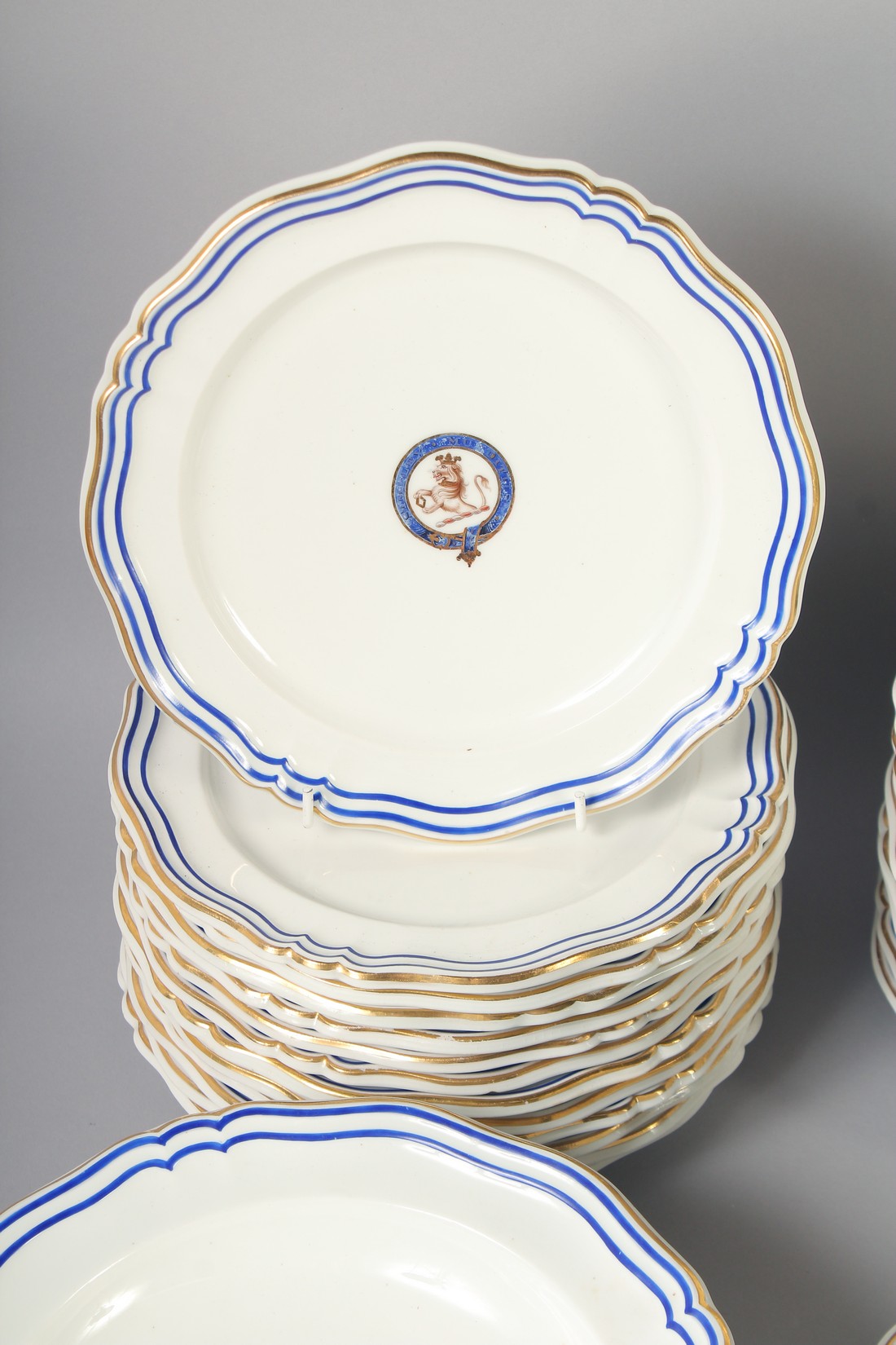 A GOOD ARMORIAL DANIEL PORCELAIN PART DINNER SERVICE with blue and gilt crest, "SIMPLEX MUN - Image 2 of 10