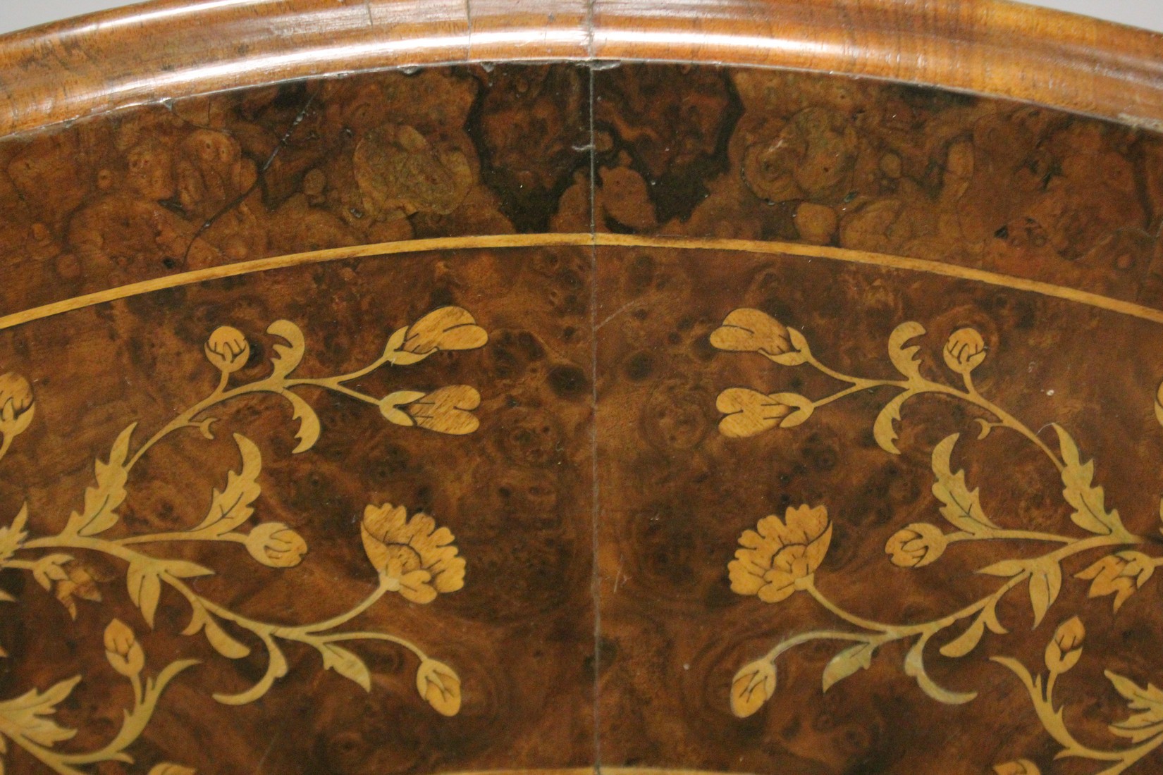 A GOOD VICTORIAN FIGURED WALNUT AND MARQUETRY CIRCULAR LOO DINING TABLE with quartered marquetry top - Image 3 of 6