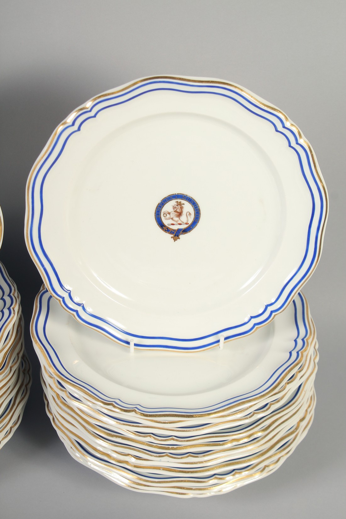 A GOOD ARMORIAL DANIEL PORCELAIN PART DINNER SERVICE with blue and gilt crest, "SIMPLEX MUN - Image 4 of 10