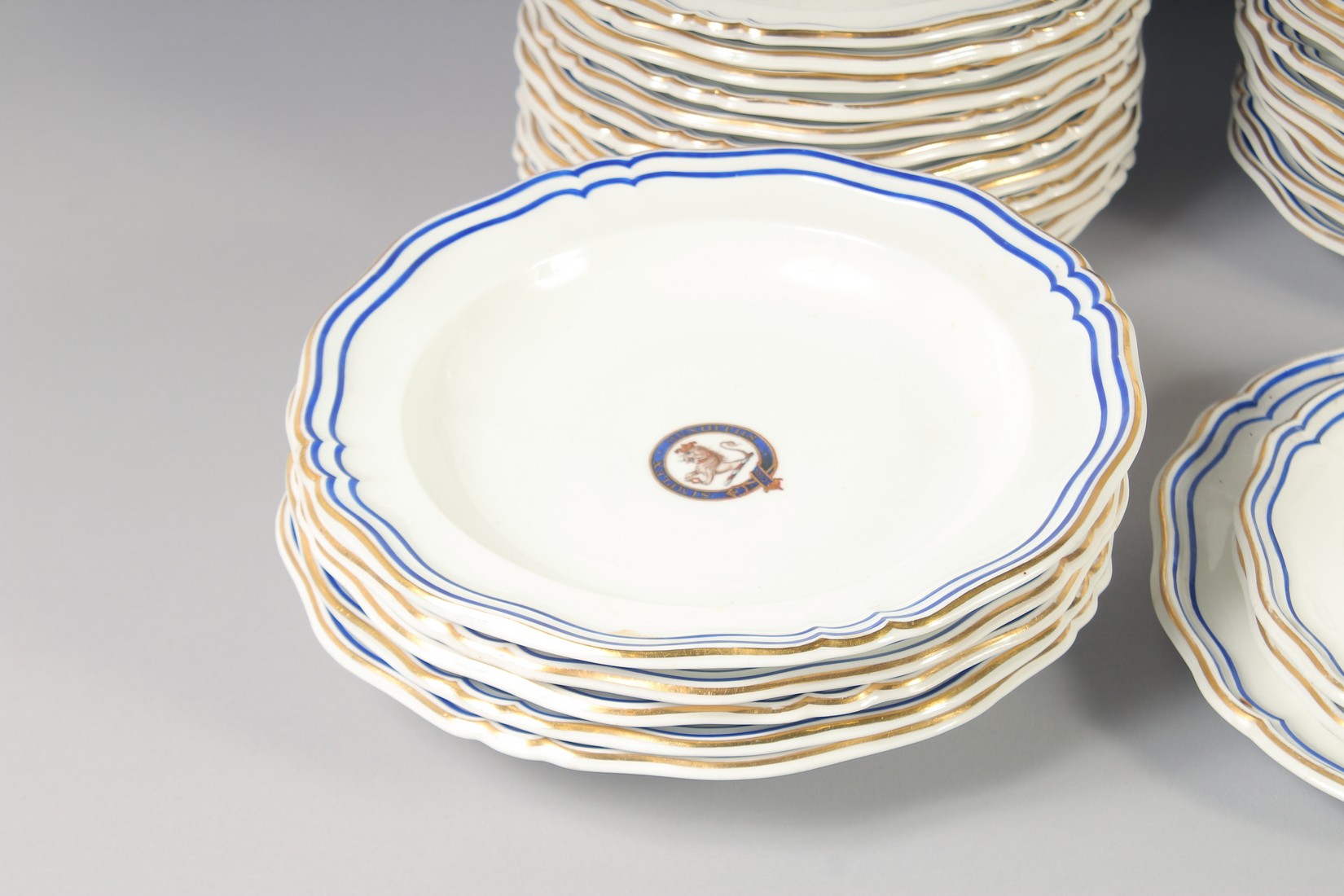 A GOOD ARMORIAL DANIEL PORCELAIN PART DINNER SERVICE with blue and gilt crest, "SIMPLEX MUN - Image 5 of 10