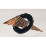 A STYLISH 14CT GOLD AND BLACK ONYX ART DECO STYLE BROOCH. 6cm wide.