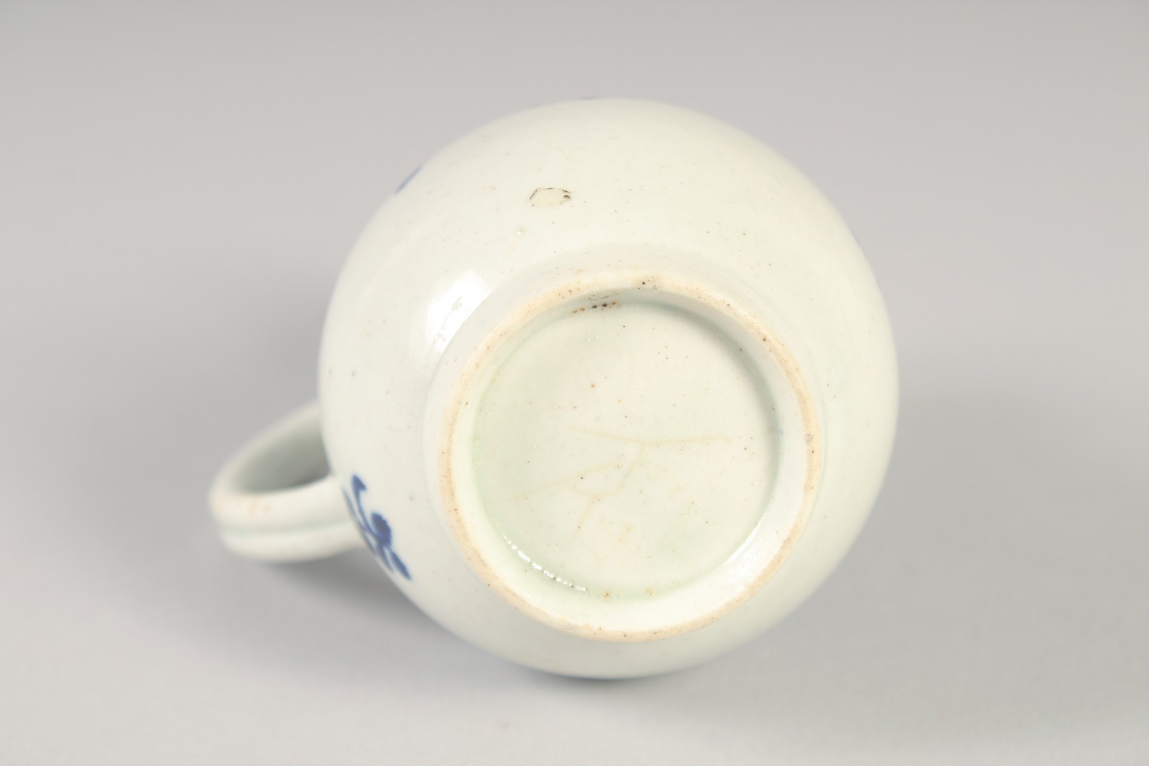 AN 18TH CENTURY LIVERPOOL JUG painted in underglaze blue with flowers with external line and loop - Image 6 of 6