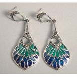 A PAIR OF SILVER PLIQUE ENAMEL ART DECO STYLE DROP EARRINGS.