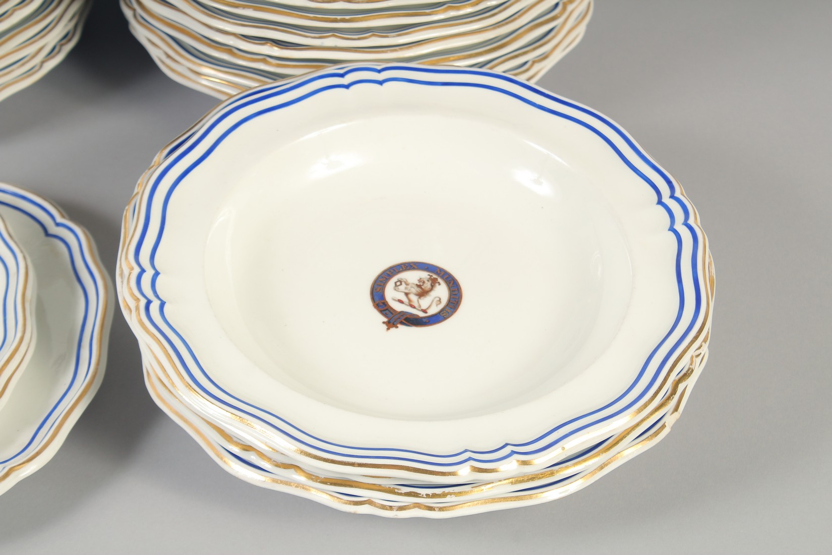 A GOOD ARMORIAL DANIEL PORCELAIN PART DINNER SERVICE with blue and gilt crest, "SIMPLEX MUN - Image 7 of 10