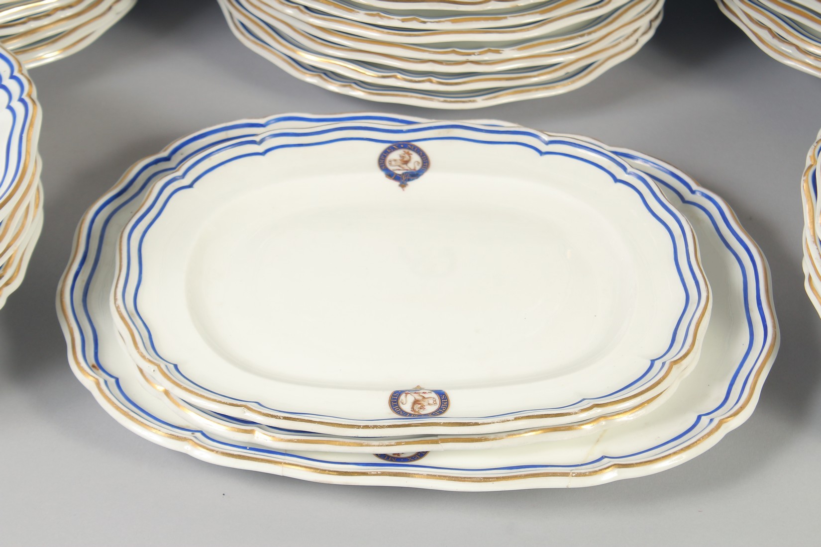 A GOOD ARMORIAL DANIEL PORCELAIN PART DINNER SERVICE with blue and gilt crest, "SIMPLEX MUN - Image 6 of 10