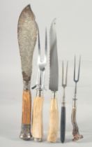 AN ANTLER HANDLE FORK, TWO SMALL FORKS, A KNIFE, AND A FISH SLICE, (5).