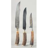 THREE STAG ANTLER KNIVES, LINDER-MESSER, SOLINGEN ROSTFREI, ROSTFREI SOLINGEN.