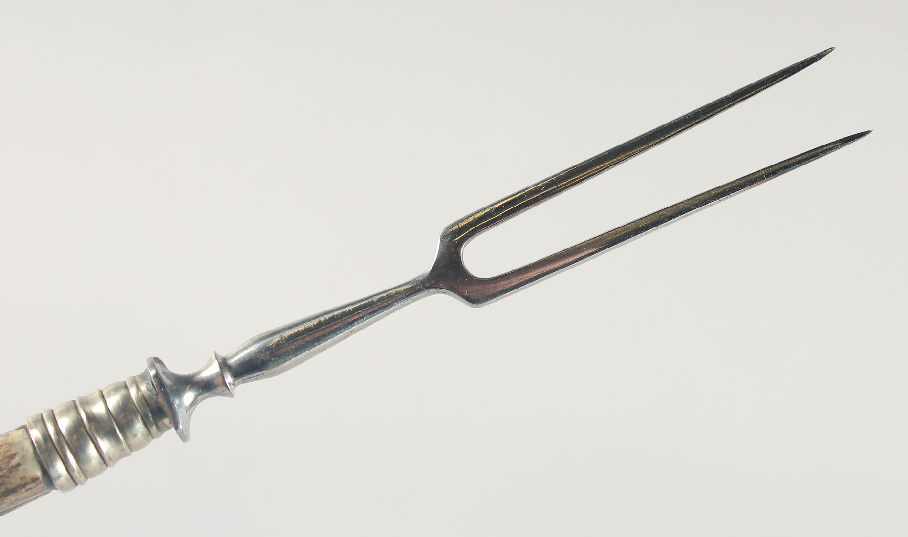 AN ANTLER HANDLE FORK, TWO SMALL FORKS, A KNIFE, AND A FISH SLICE, (5). - Image 10 of 11