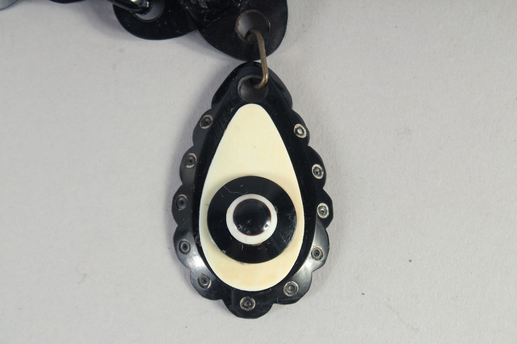 AN ART NOUVEAU JET NECKLACE with pendant. 12ins long overall, 78gms. - Image 3 of 3