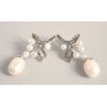 A PAIR OF SILVER MARCASITE AND PEARL EARRINGS.