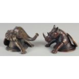 A SMALL PAIR OF BRONZE ELEPHANTS AND RHINO PLAQUES.