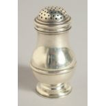 A GEORGE I SILVER BUN PEPPER. London 1722. Maker: William Fleming.