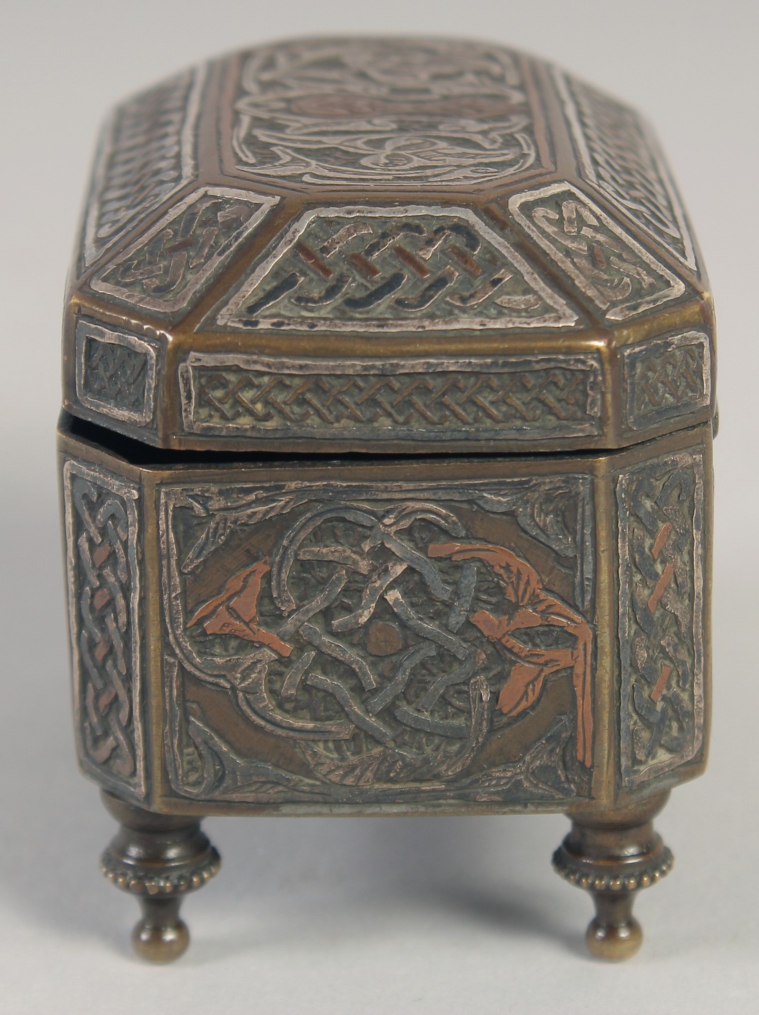 A SYRIAN MINIATURE BRASS BOX, with hinged lid, 7cm x 4.5cm. - Image 4 of 7