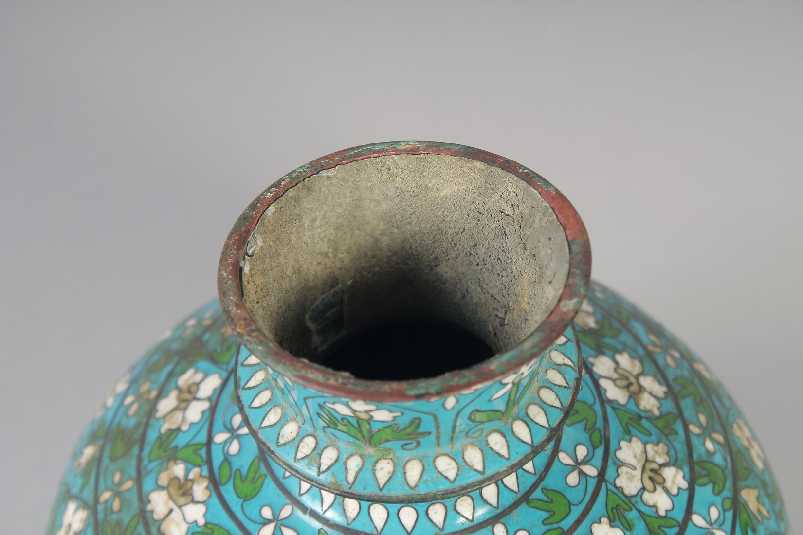 A RARE 19TH CENTURY CHINESE CLOISONNE ENAMELLED HUQQA BASE, for the Islamic Indian market, 15cm - Image 3 of 5